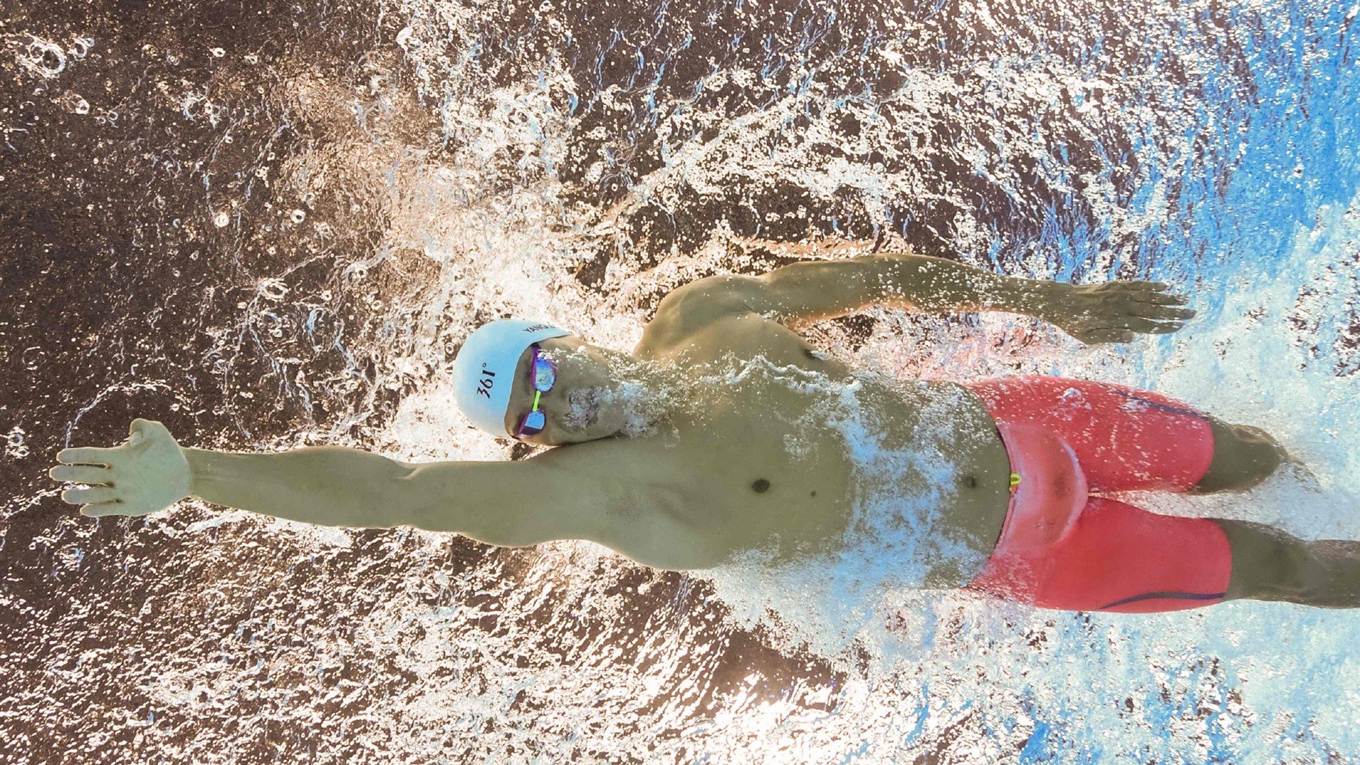 球迷狂热：疯狂应援让比赛高潮不断，球迷欢呼视频